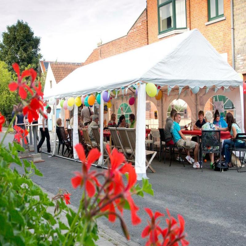 Hoeveel mensen passen er in een partytent?