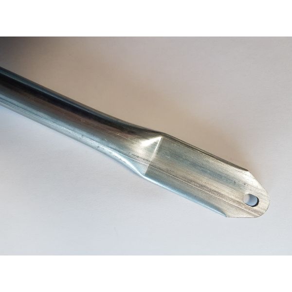 Deze buis heeft een plat uiteinde en is gemaakt van gegalvaniseerd staal.